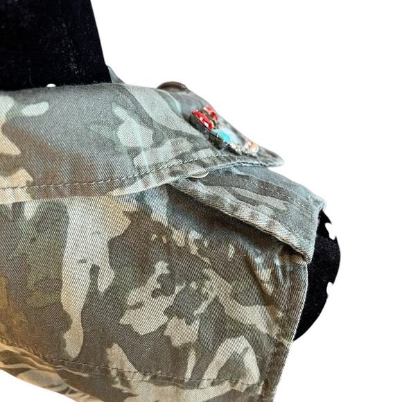 Decree women’s  M camo vest with jewels on collar, NWT - Picture 7 of 12